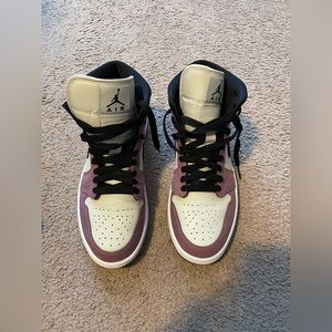 Women’s Air Jordan 1 Mid SE Berry Pink Size 8.5